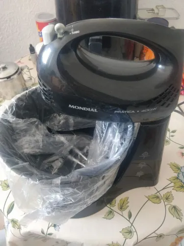 Batedeira Prática 400W da Mondial na cor preta.