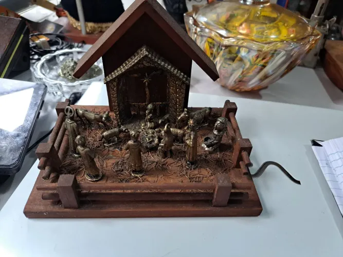 Presépio montado em madeira com pecas em.bronze