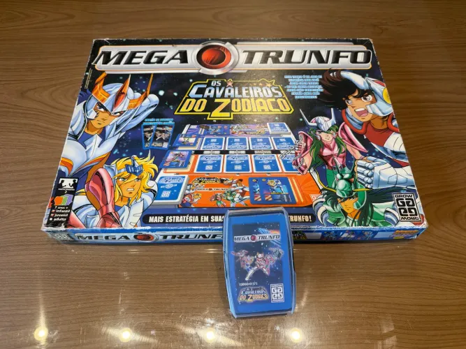 Jogo de tabuleiro com cartas Mega Trunfo Cavaleiros do Zodíaco 2005 | Grow | Campinas/SP