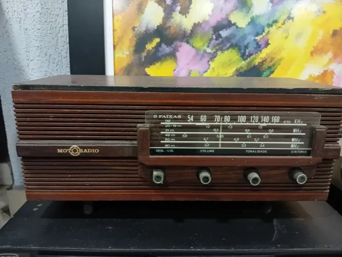 Rádio antigo. Retirar em mãos. Funcionando. 