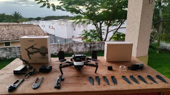 Drone DJI Mavic Pro Fly More com vários acessórios