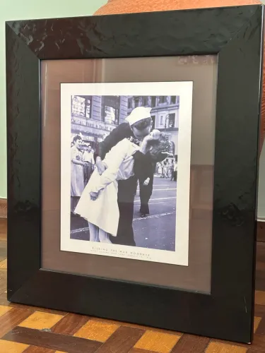 FOTO COM MOLDURA ?kissing in the war goodbye? do TIMES SQUARE GARDEN (Nyc) 52cm x 59cm