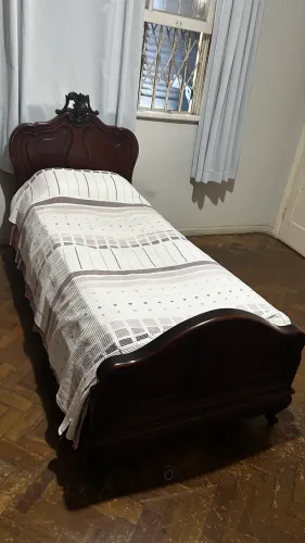Cama de madeira maciça