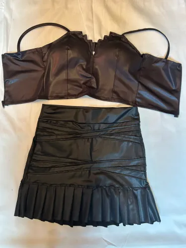 Conjunto preto em couro sintético