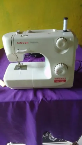 Vendo máquina de costura da Singer