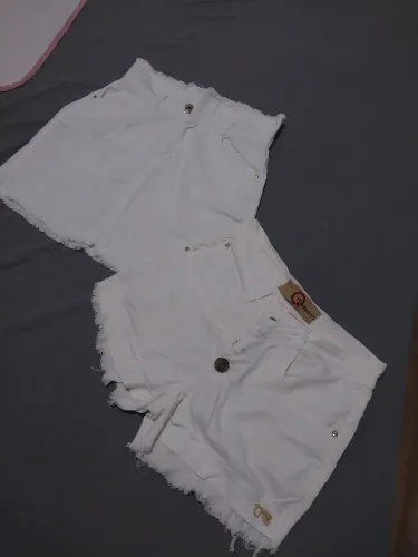 Uma saia branca um short