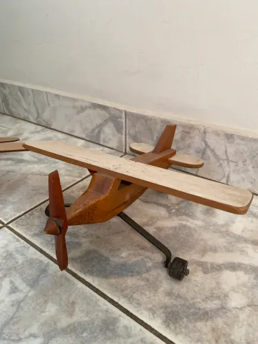 Lote Avião de madeira