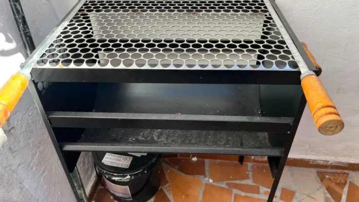Churrasqueira de ferro, nunca usada