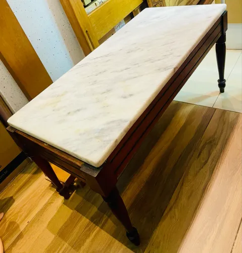 Mesa de centro de madeira e mármore
