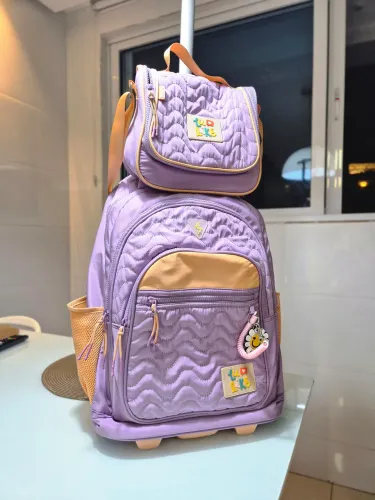 Mochila escolar semi novo, usado por pouco tempo 