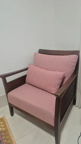 Poltrona de Madeira com Estofado Xadrez Vermelho