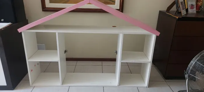Casa para boneca em MDF. Pode ser usada no chão ou suspensa na parede.
