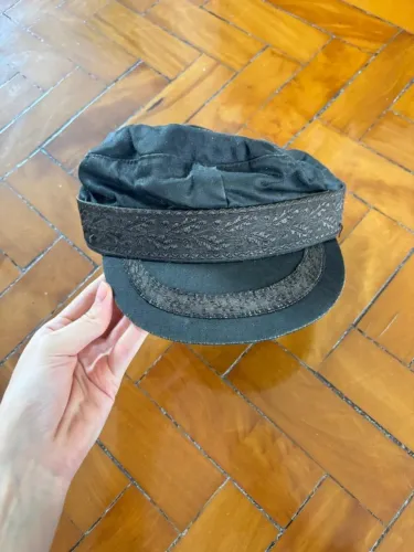 Boina vintage com detalhes bordados