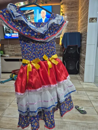 Vestido de festa junina tamanho 4 anos 50,00 a retirar sou da praia grande