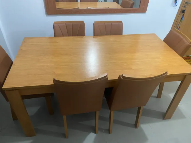 Vendo mesa com 6 cadeiras