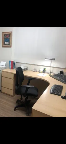 Mesa de escritório em L