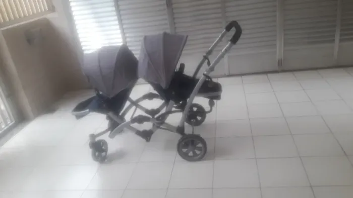 Estou vendendo um carrinho para bebê gêmeo