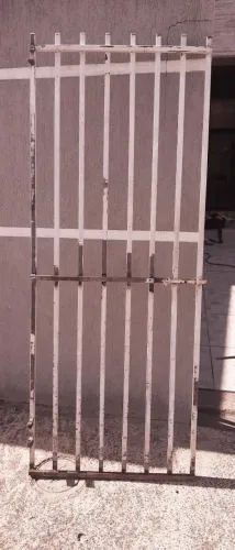 Serralheria de pequeno porte e serviços de soldas e reparos em geral.