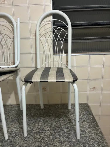 Conjunto 4 cadeiras e mesa 