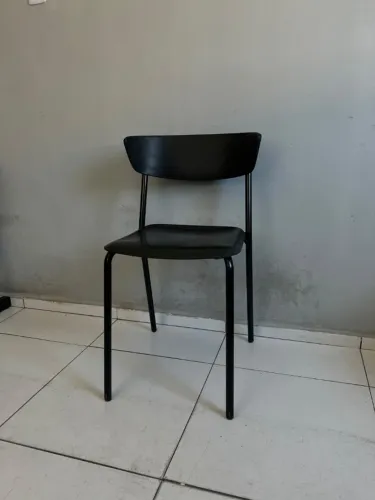 Cadeira fixa preta sem braços para escritório