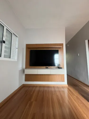 PAINEL DE TV RIPADO MADEIRADO