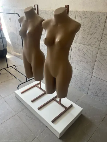 Kit para Loja de Roupas - Manequins, Araras, Expositores e Cabides tudo por 1000