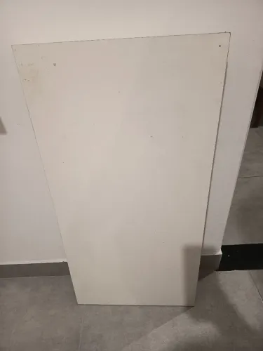 2 Cadeiras plástica e 1 mesa dobrável de parede