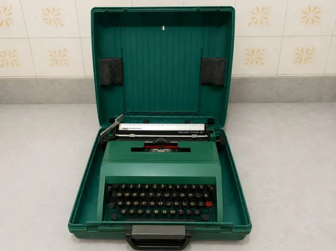 Máquina de Escrever Olivetti Studio 45 com Maleta Original - Vintage