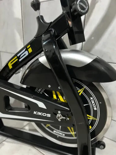 Bicicleta ergométrica de academia exercícios