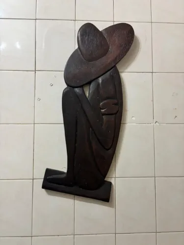 Escultura em madeira maciça
