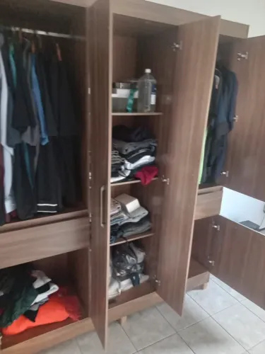 Guarda roupa semi novo