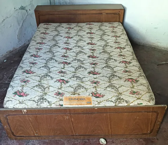 CAMA DE CASAL *ANOS 80* MADEIRA CABECEIRA COM COLCHÃO