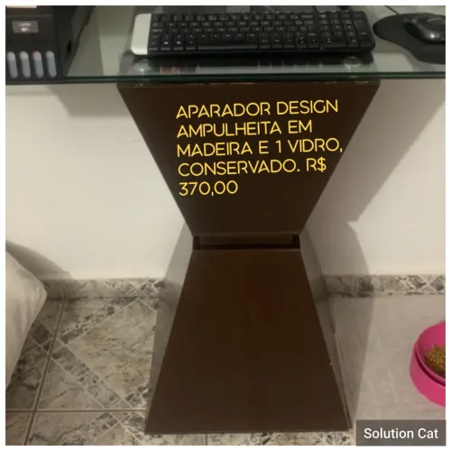 Aparador design ampulheta em madeira