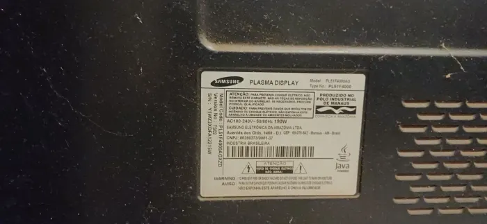Vendo televisão com defeito