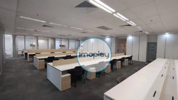 Conjunto comercial com 957m² mobiliado, piso elevado com carpete, 22 vagas de garagem e 05