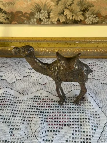Escultura em metal no formato de camelo 19x17 