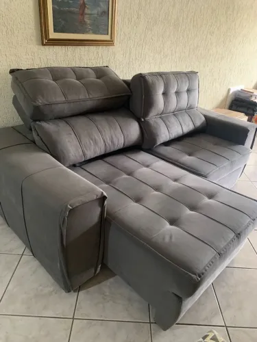 Sofá retrátil em suede cinza