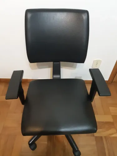 Excelente Cadeira de Escritório em Couro CAVALETTI Ecológico Preto