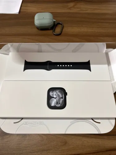 Apple Watch Series 11 GPS - Caixa preta brilhante de alumínio - 42 mm - Pulseira esportiva