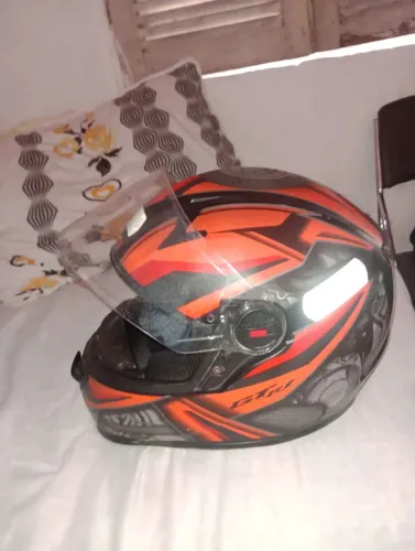Vendo capacete bom semi usado 