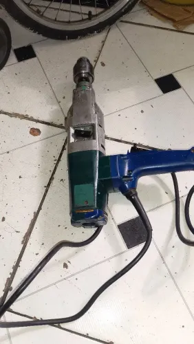 Furadeira industrial de qualidade funcionando perfeitamente