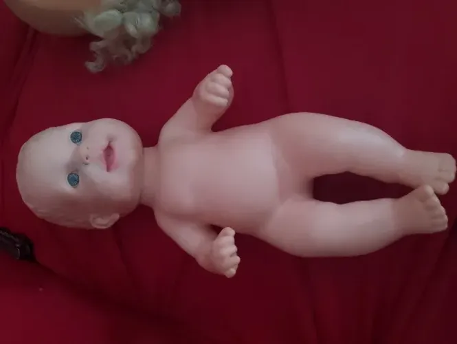 Boneco anos 90 usada como bolsa térmica
