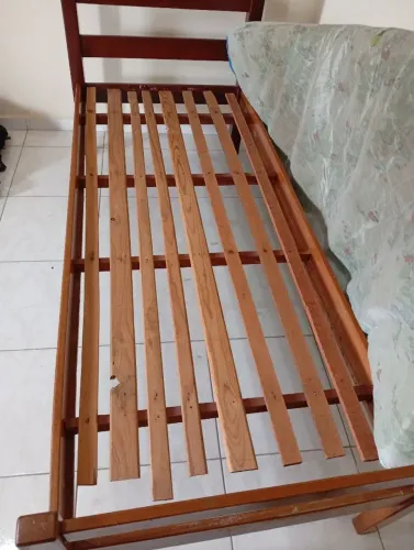 Cama de solteiro madeira maciça com o colchão