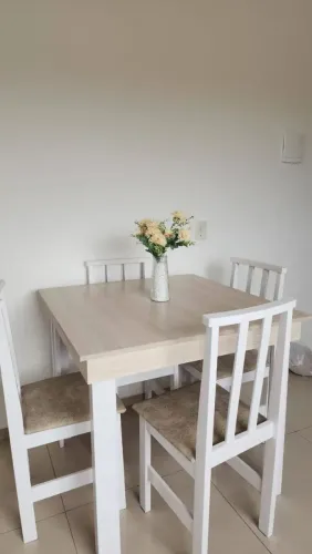 Mesa com 4 cadeiras
