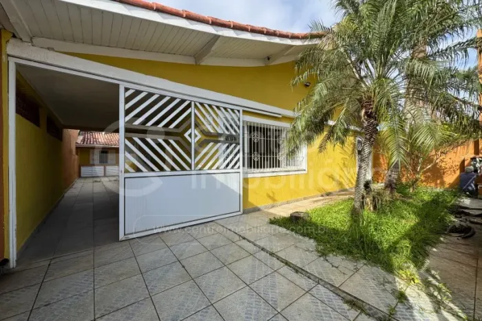 CASA à venda com 2 quartos em Peruíbe, no bairro Balneario Florida
