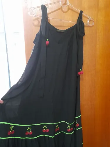 Vestido super estiloso, midi preto com detalhes de cereja, pluz size tam. 44.