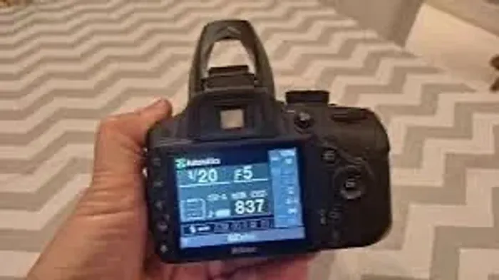 Nikon d3200 sem a bateria porém funciona perfeitamente a bateria deu pau