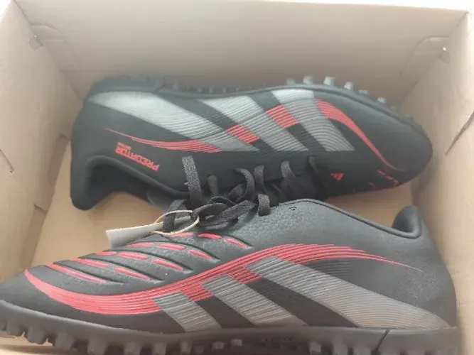 Chuteira Adidas predator club tf