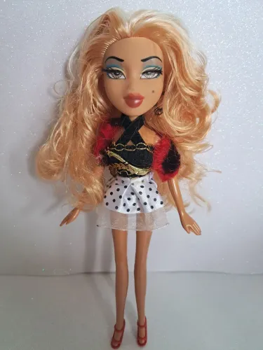 Boneca Bratz Genérica anos 2000 com cílios