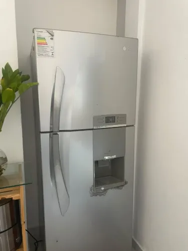 Vendo geladeira bem conservada 